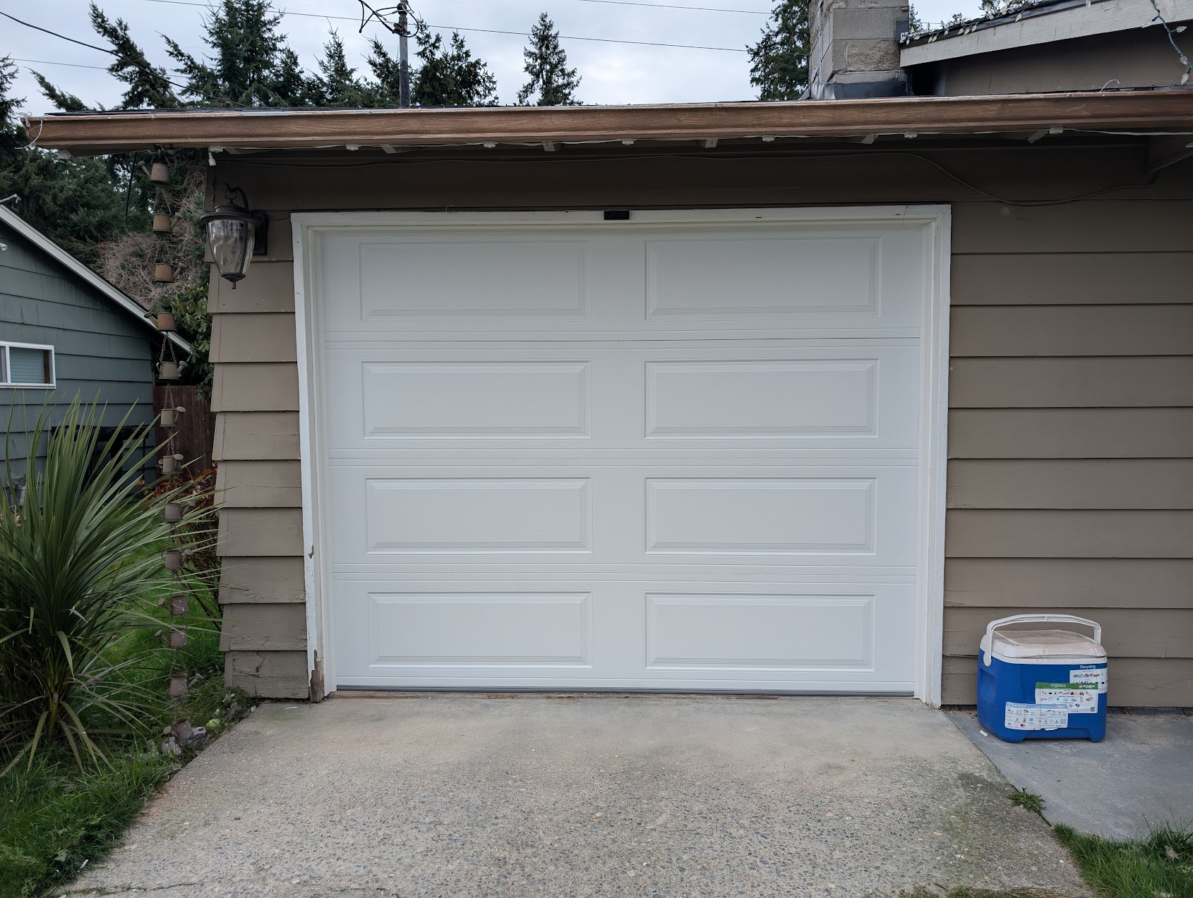 New single-car garage door installation completed in Issaquah, WA